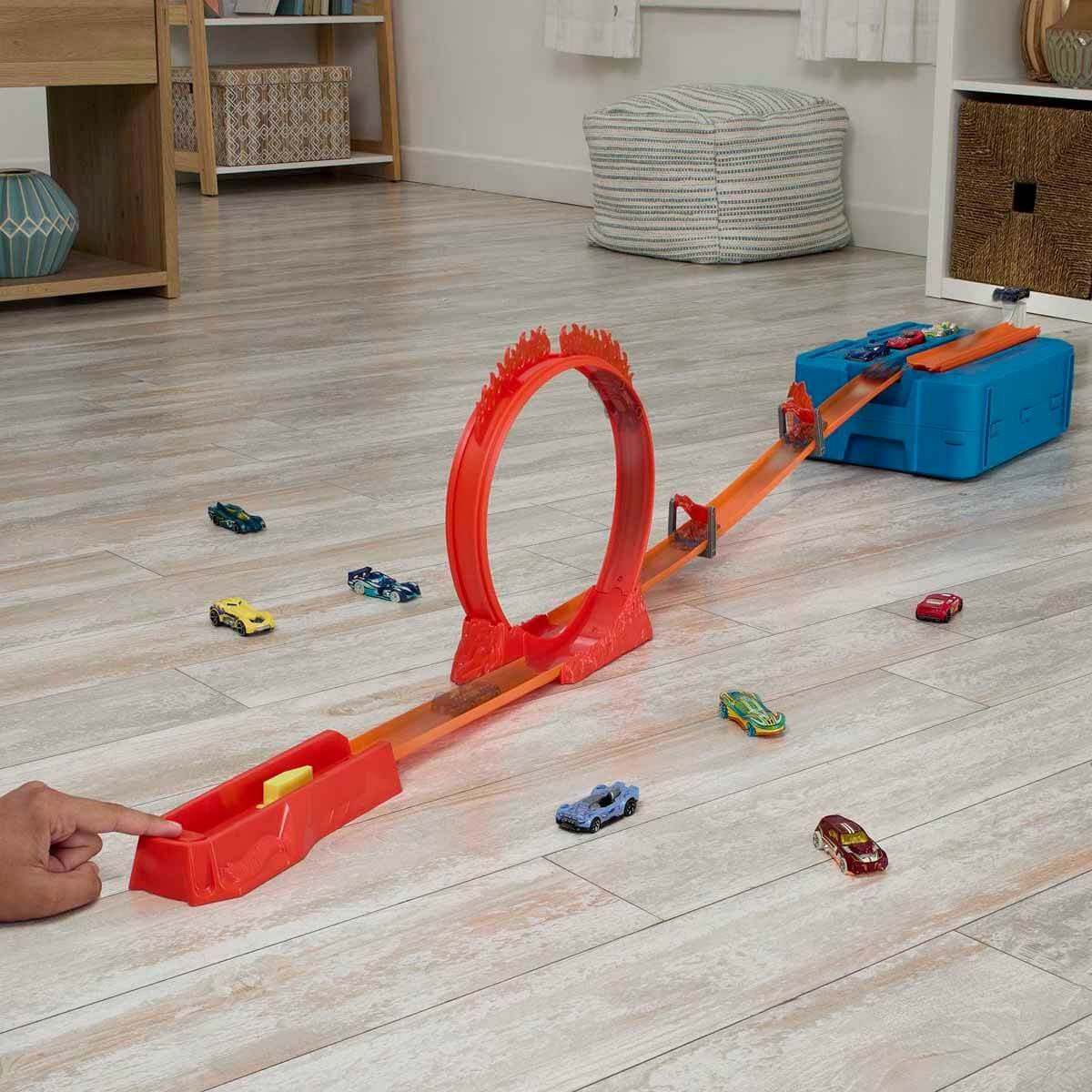 Hot Wheels Track Builder Alev Temalı Akrobasi Seti - Yaratıcı İnşa ve Ateşli Maceralar